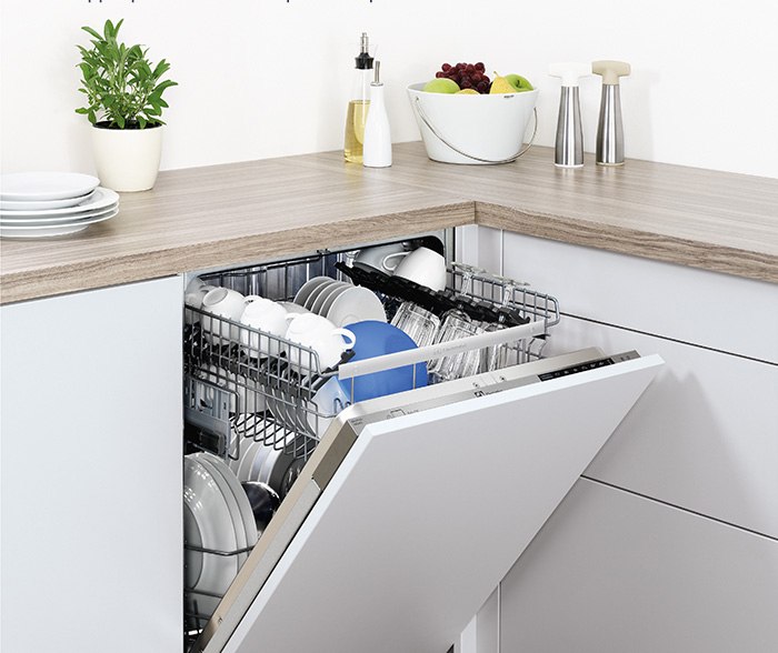 Nên mua máy rửa bát âm tủ hay độc lập?