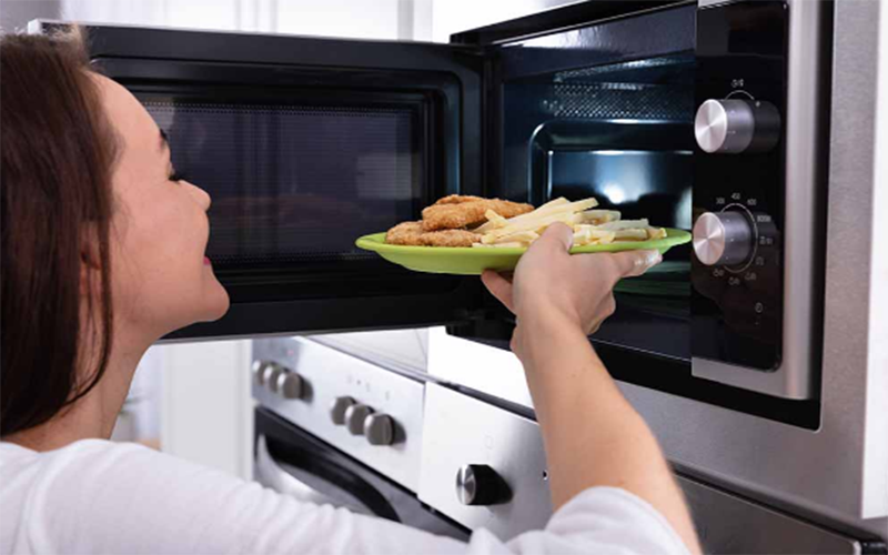 Sử dụng lò vi sóng có gây nguy hại đến sức khỏe hay không?