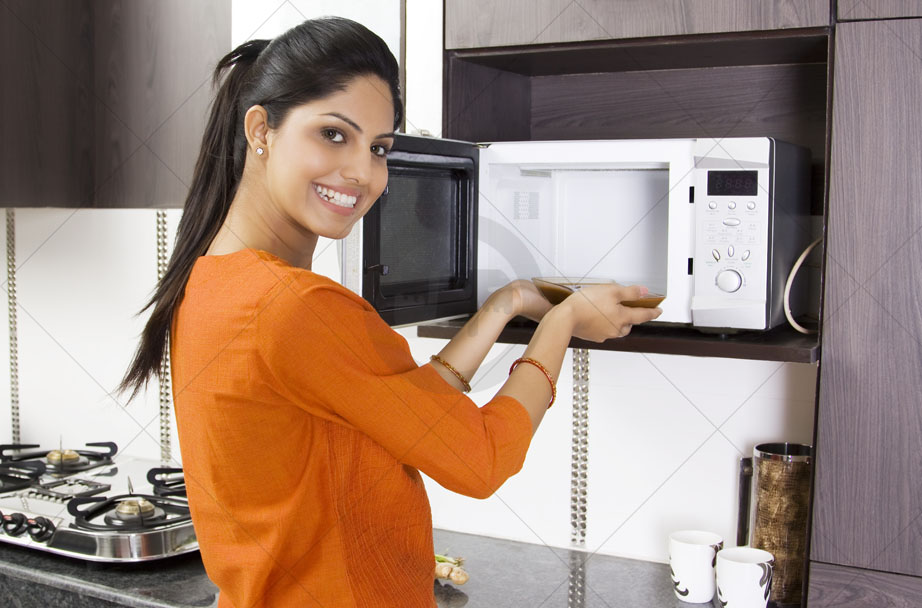 3 cách vệ sinh lò vi sóng bằng hơi nước và nguyên liệu tự nhiên tại nhà