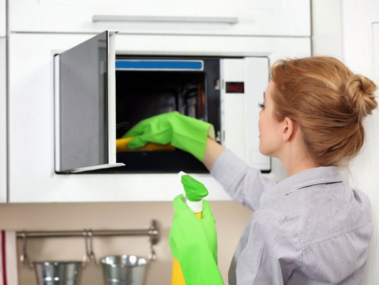 8 lưu ý khi vệ sinh lò vi sóng để đảm bảo an toàn và sạch sẽ