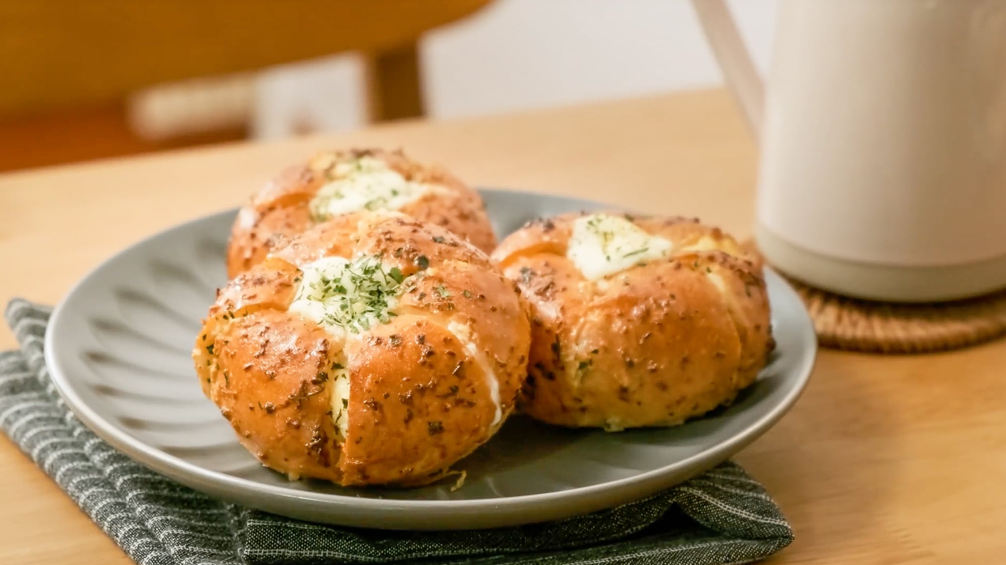 Làm món bánh mì bơ tỏi phô mai bằng lò nướng thơm ngon “ăn là ghiền”