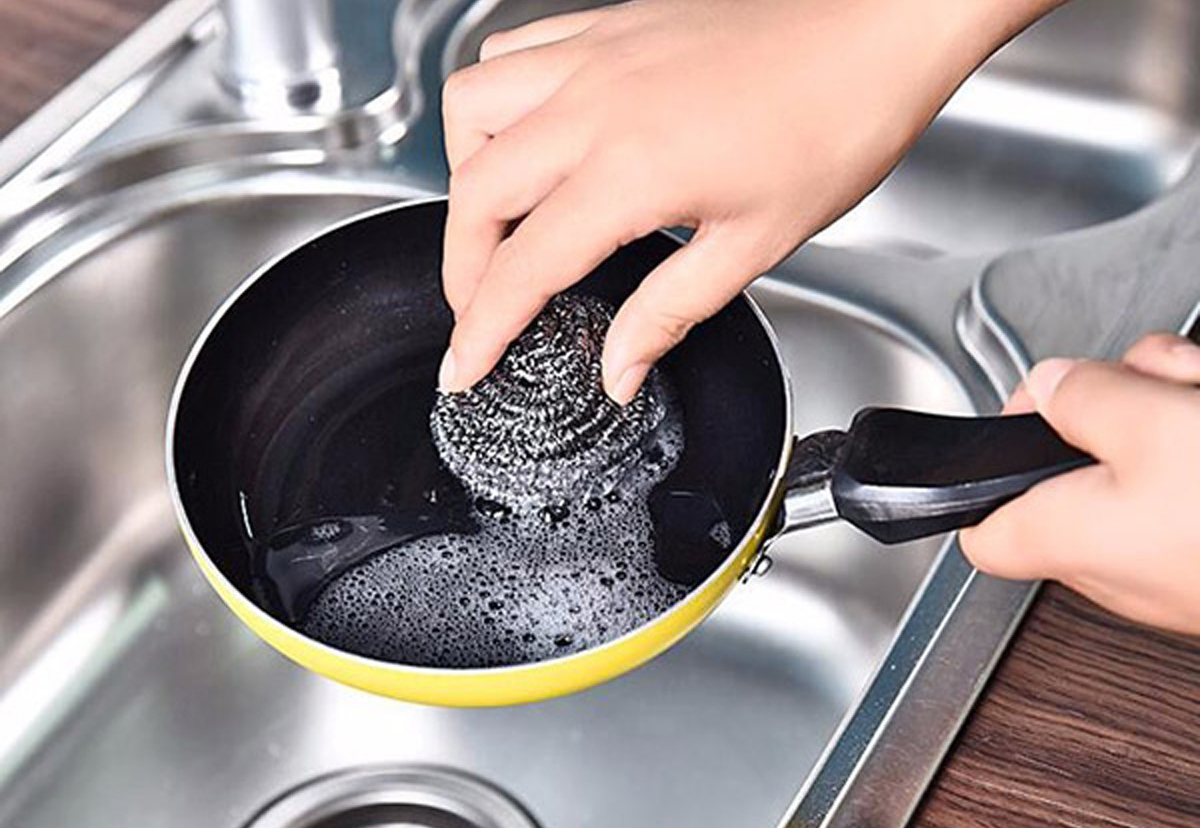 Lưu ngay các cách vệ sinh nồi, chảo bị cháy khét đơn giản