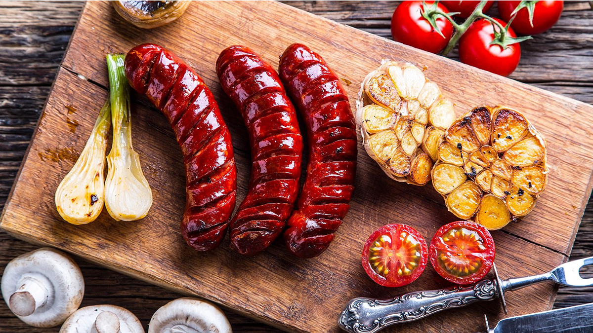 2 cách làm xúc xích nướng bằng lò nướng và nồi chiên không dầu thơm ngon