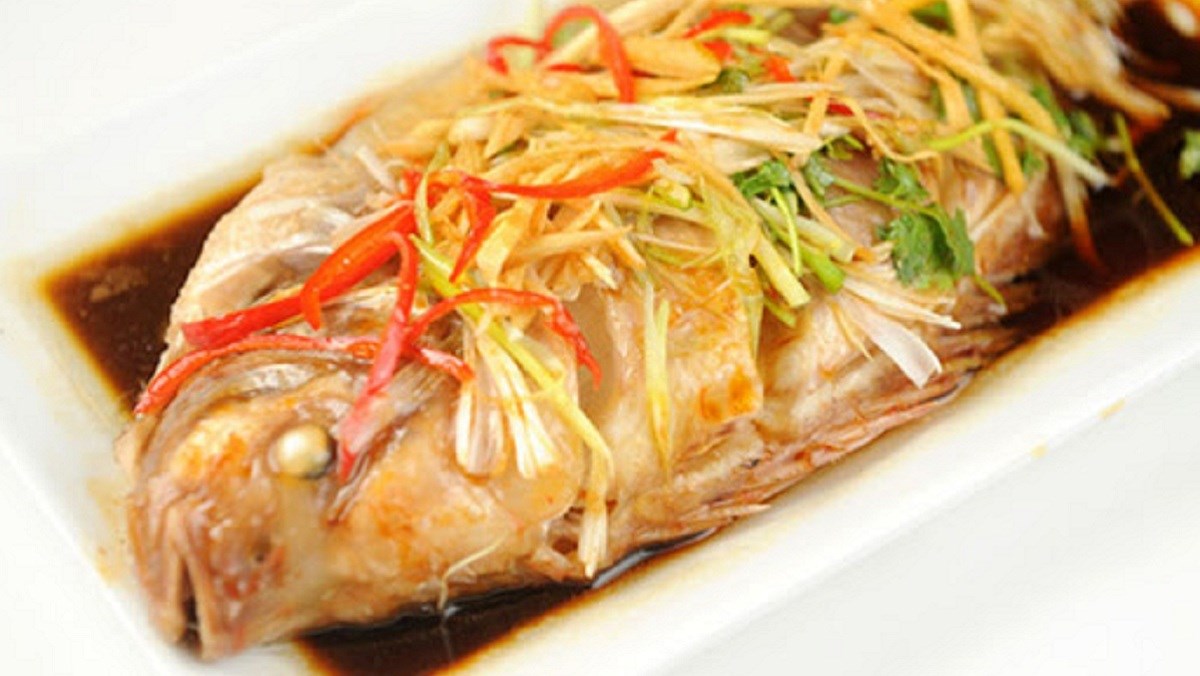 Làm món cá hấp xì dầu thơm ngon bằng lò vi sóng