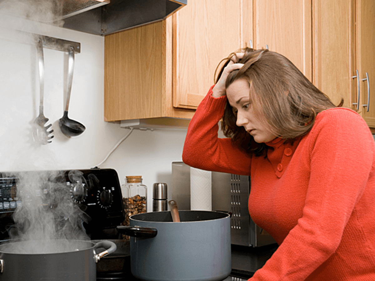 Cách tẩy rửa nồi bị cháy khét nhanh chóng và đơn giản