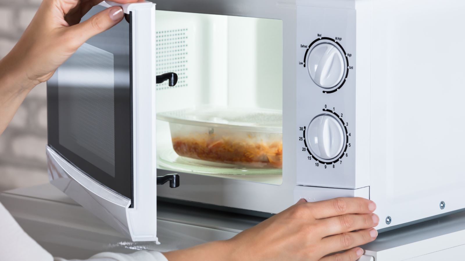 Những cách làm sai khiến lò vi sóng dễ cháy nổ tuyệt đối không được mắc phải
