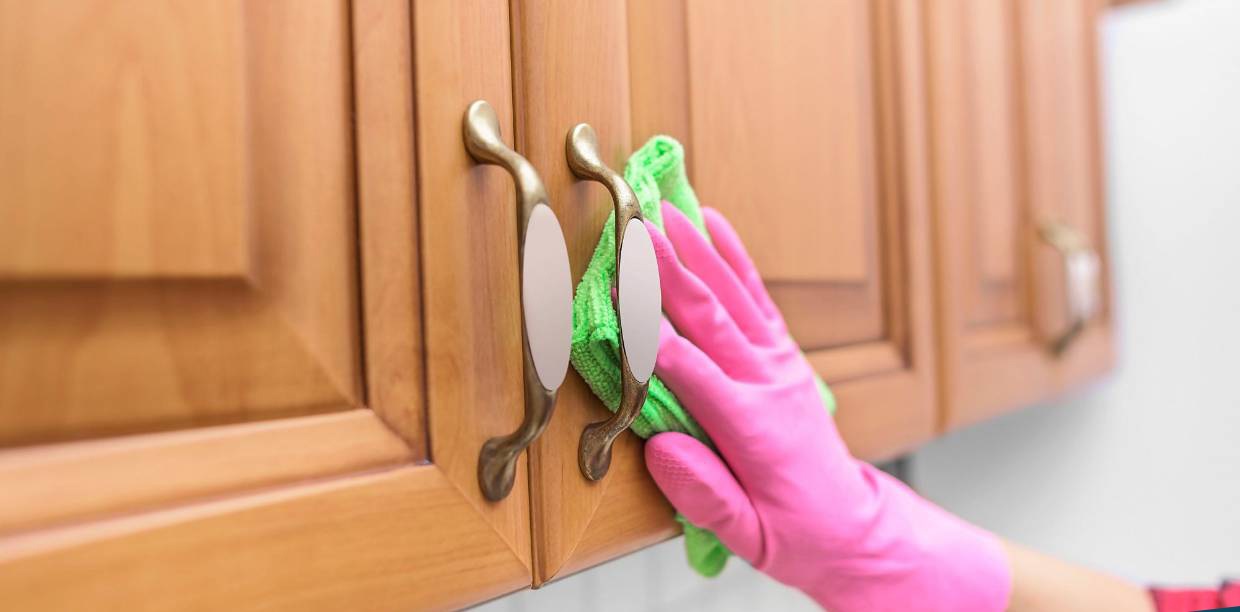 Cách làm sạch tủ bếp bằng gỗ luôn trông như mới