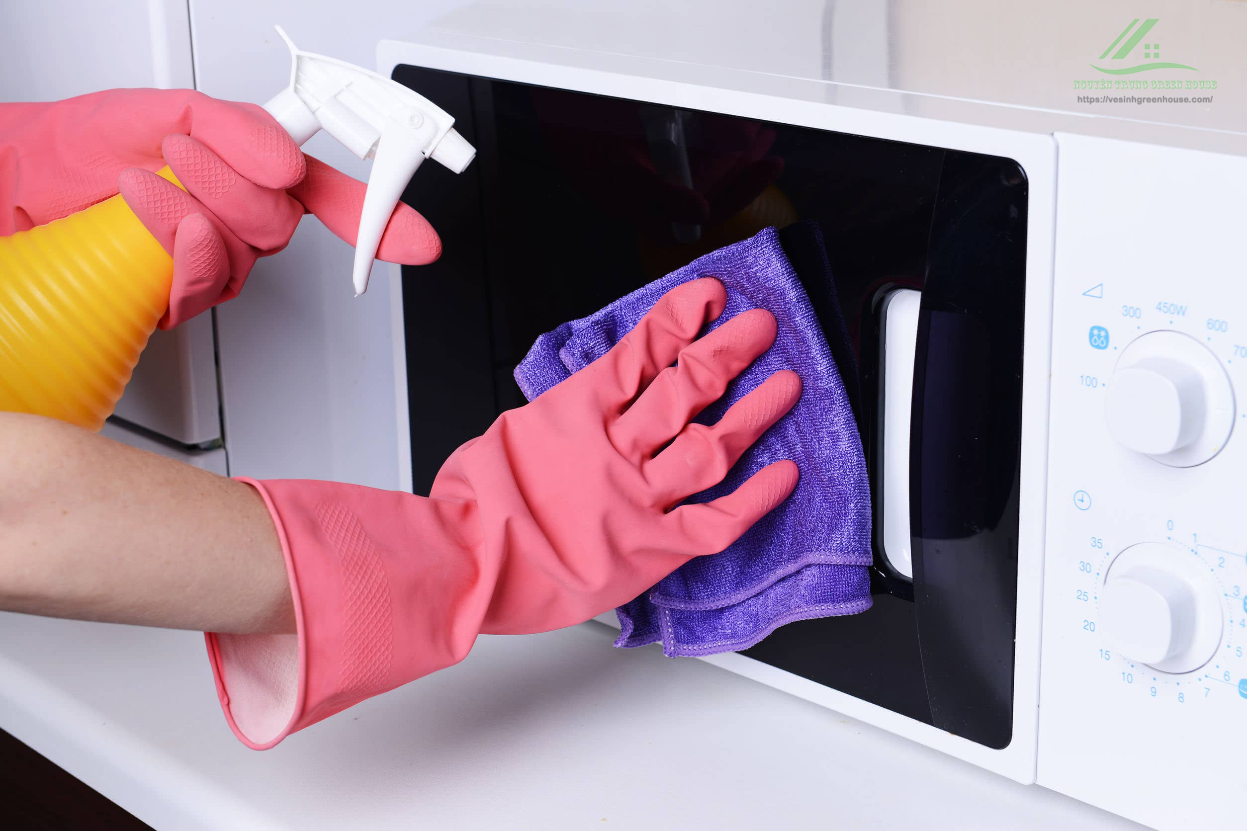 Cách vệ sinh lò vi sóng bị mốc sạch bóng tức thì ngay tại nhà