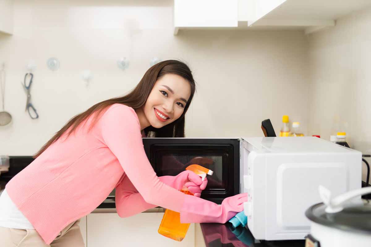 Cách vệ sinh lò vi sóng nhanh chóng mà chị em cần biết