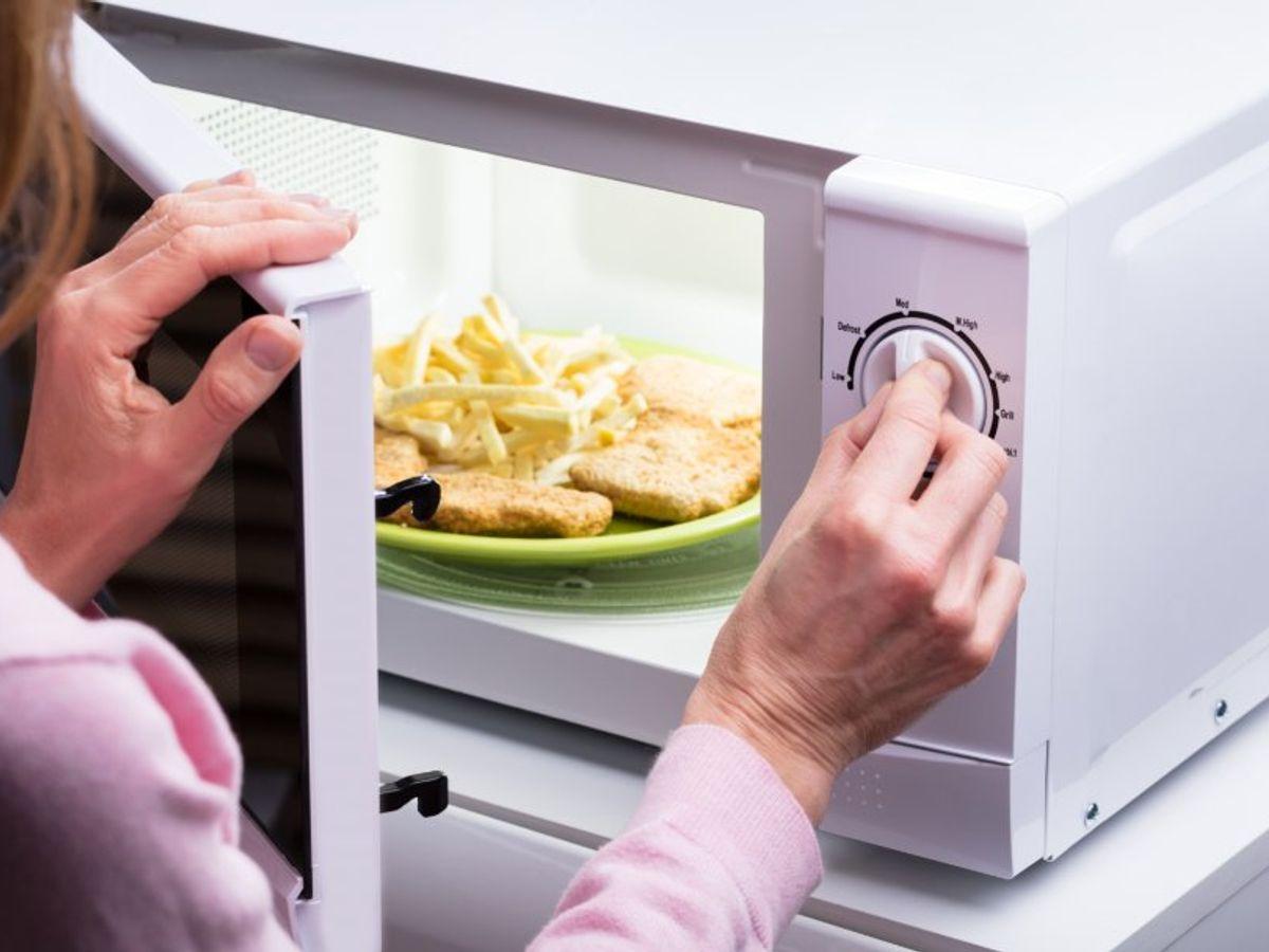 Mẹo hâm nóng thực phẩm không bị khô bằng lò vi sóng mà có thể bạn chưa biết