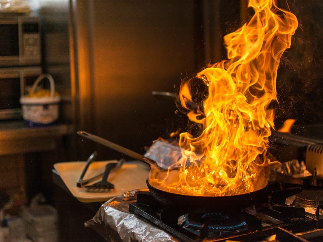 Mẹo vặt khử mùi cháy thức ăn