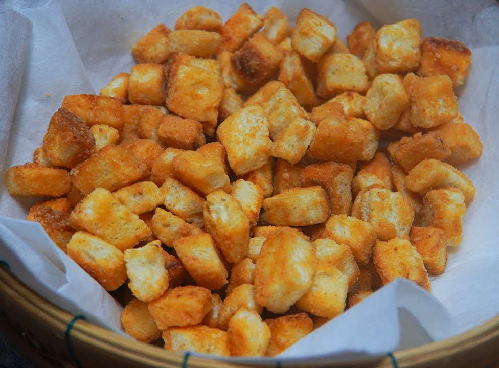 Vào bếp làm món bánh mì ngào đường giòn rụm ai cũng thích mê