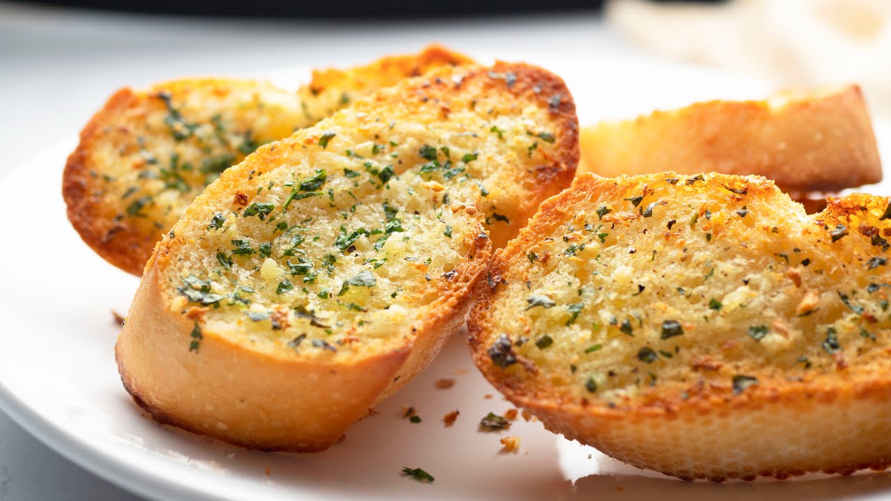 Cách làm bánh mì bơ tỏi bằng nồi chiên không dầu tại nhà