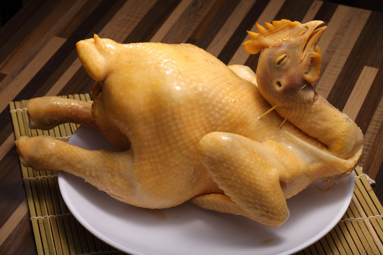 Cách luộc thịt gà để da bóng vàng, thơm ngon như nhà hàng