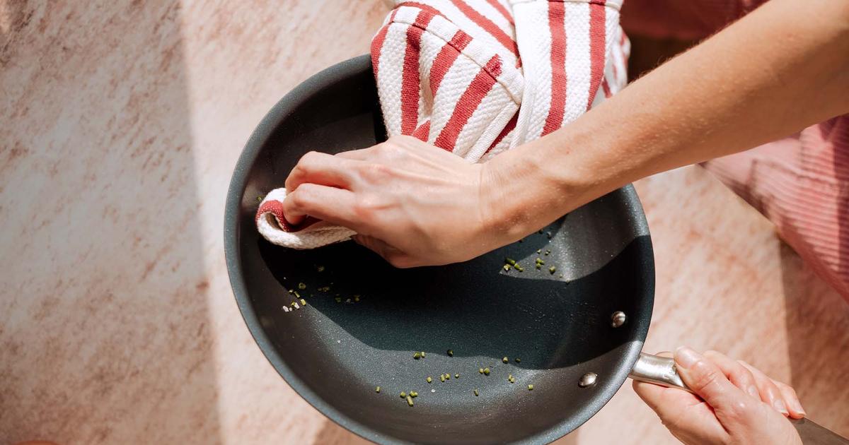 Bí quyết làm sạch chảo chống dính bị cháy