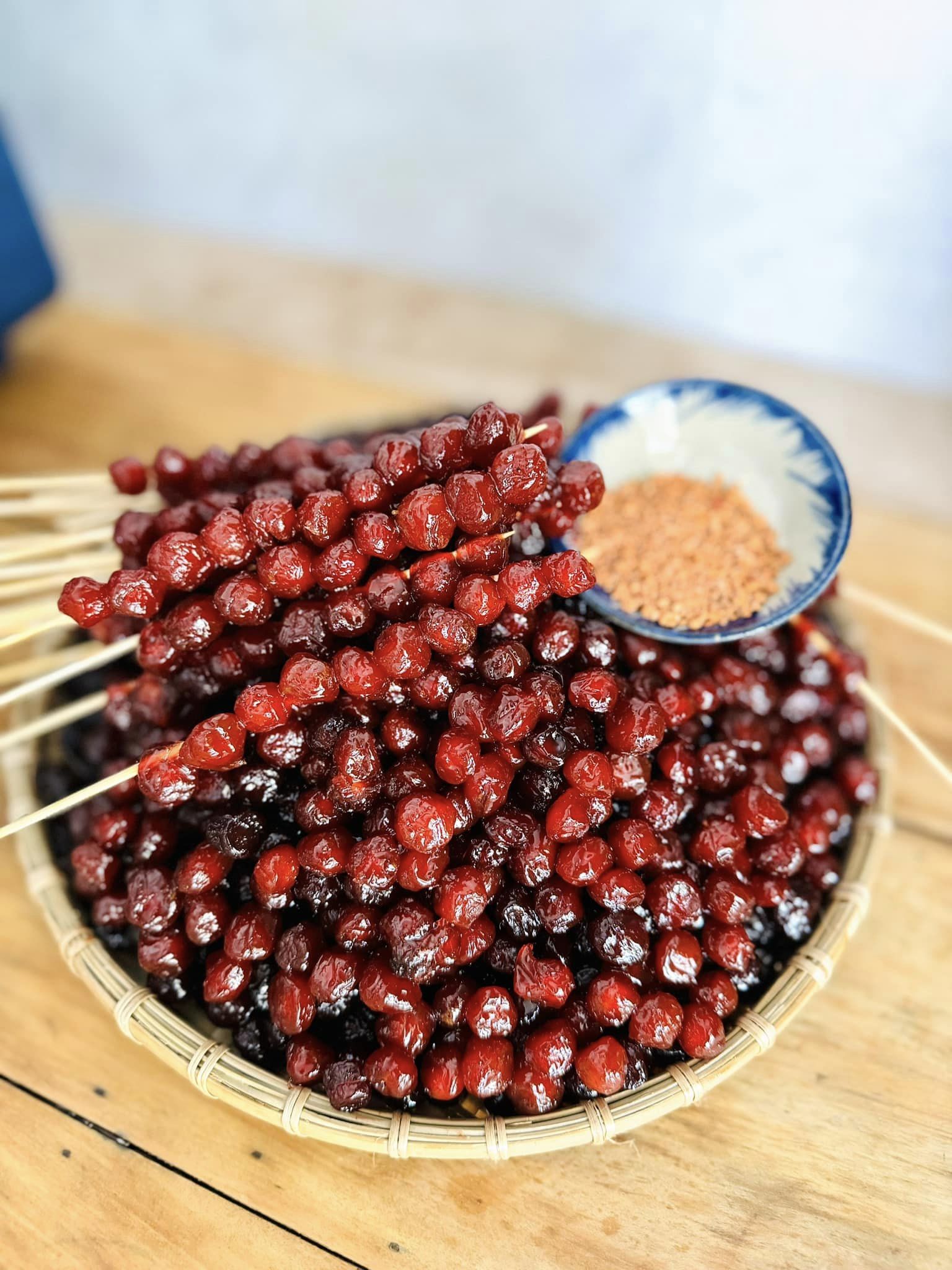 Cách làm mứt chùm ruột có màu đỏ