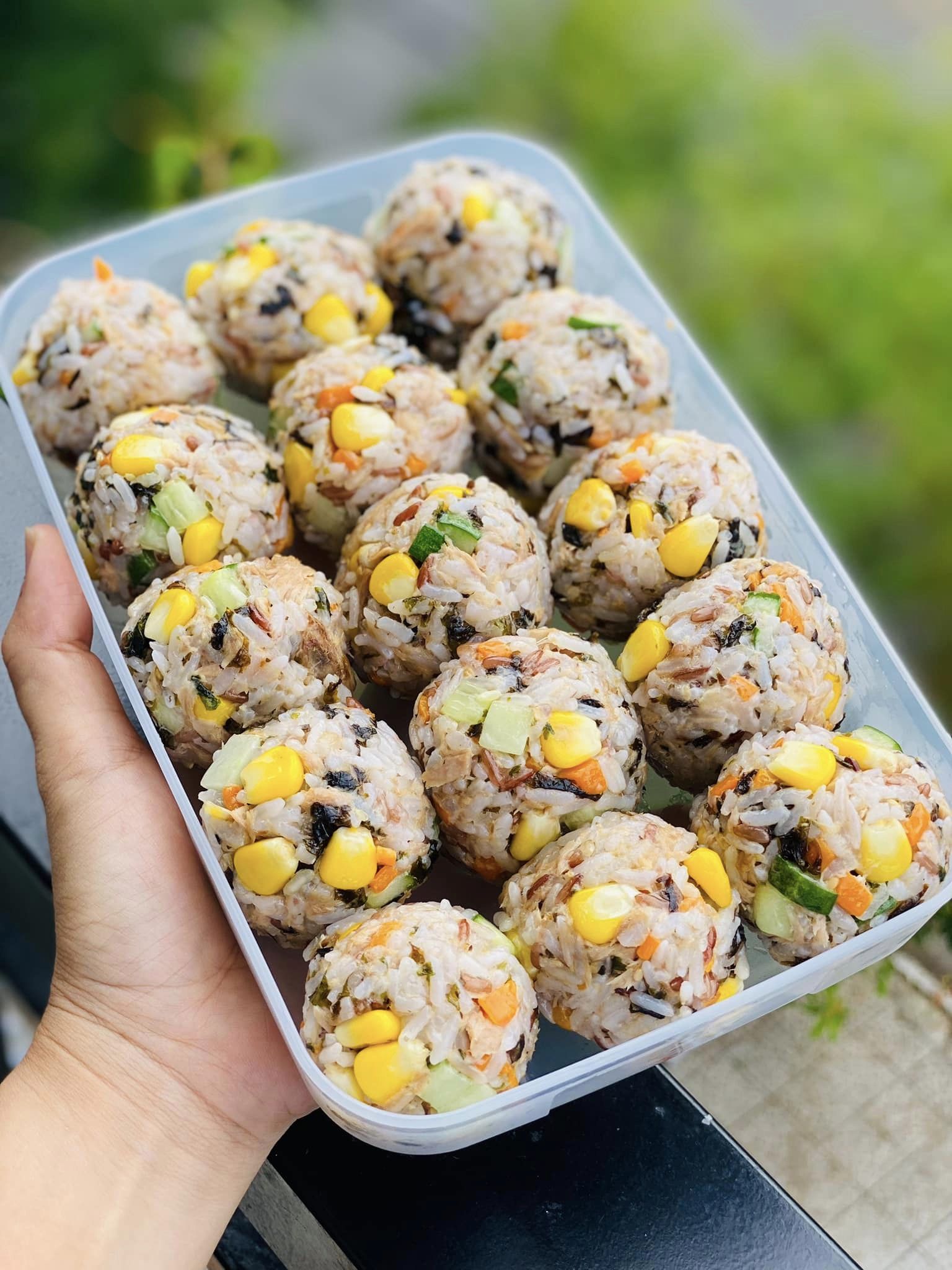 Làm cơm nắm cá ngừ sốt mayonnaise siêu hot