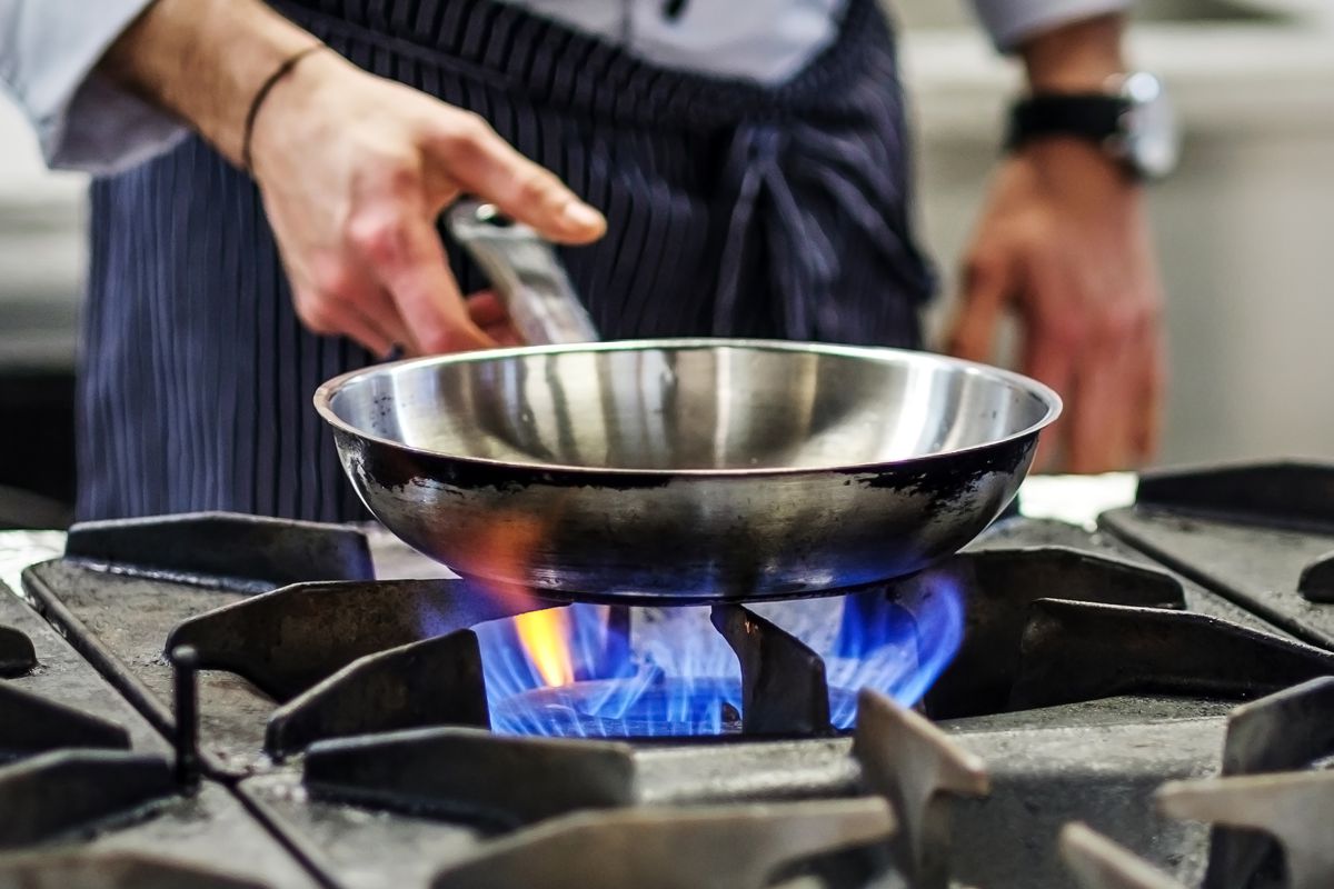 Chảo bếp từ có dùng cho bếp gas được không?
