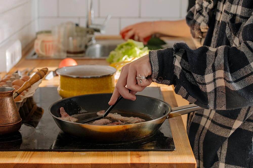 Có nên rút điện bếp từ sau khi dùng xong không?