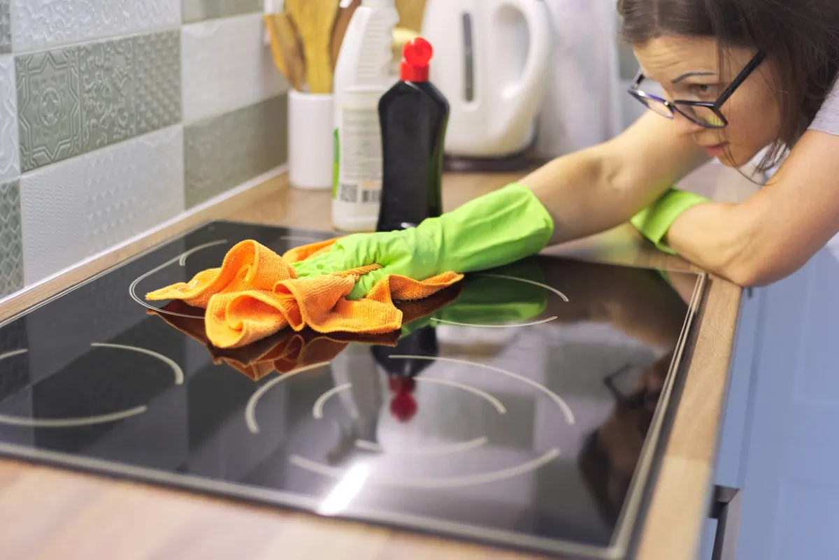 Cách làm sạch mặt bếp từ bị cháy đơn giản và hiệu quả