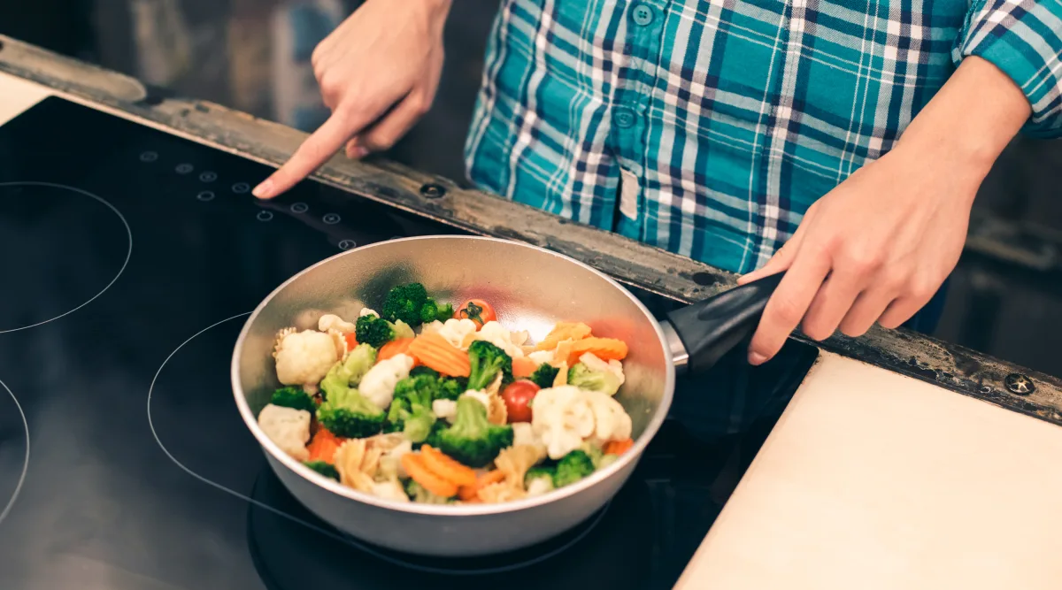 Tại sao bếp từ đôi khi có mùi khét?