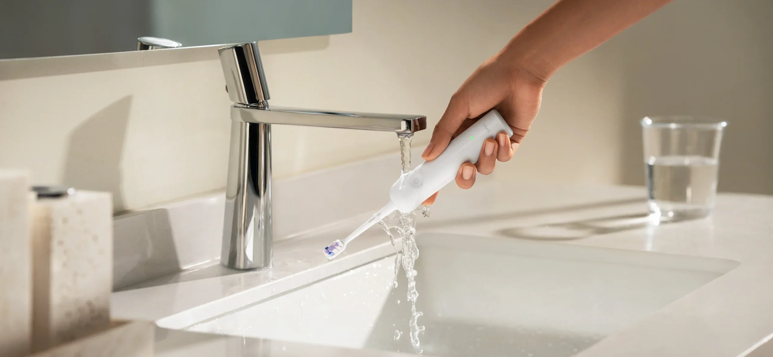 Hướng dẫn vệ sinh bàn chải điện đúng cách