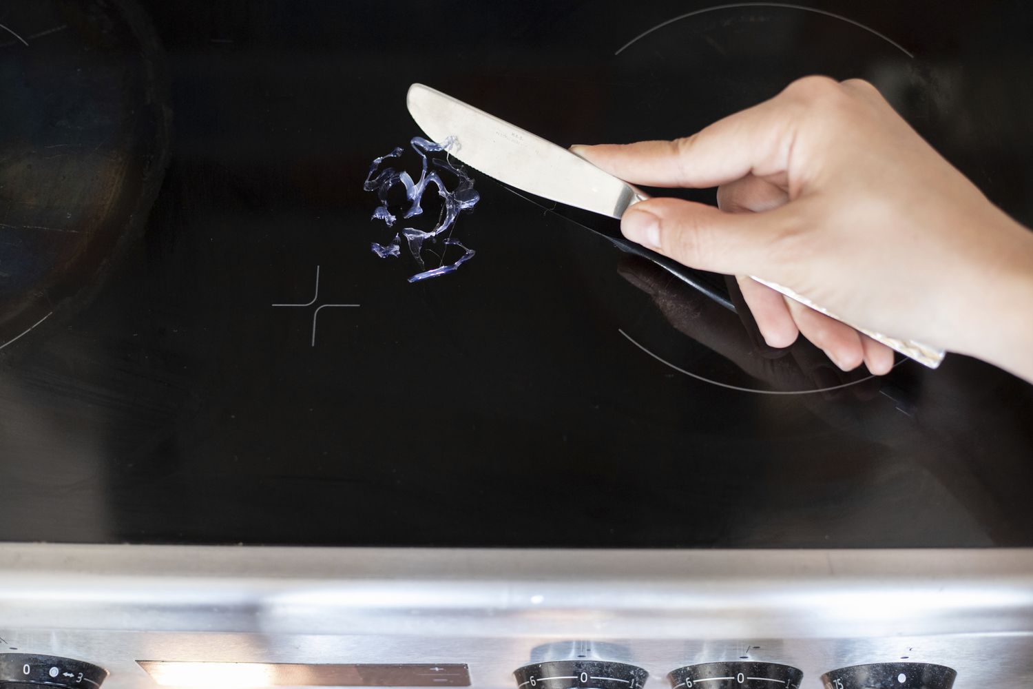 Mẹo làm sạch vết nhựa chảy dính trên bếp từ