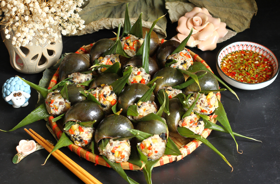 Cách làm chả ốc hấp lá gừng thơm lừng