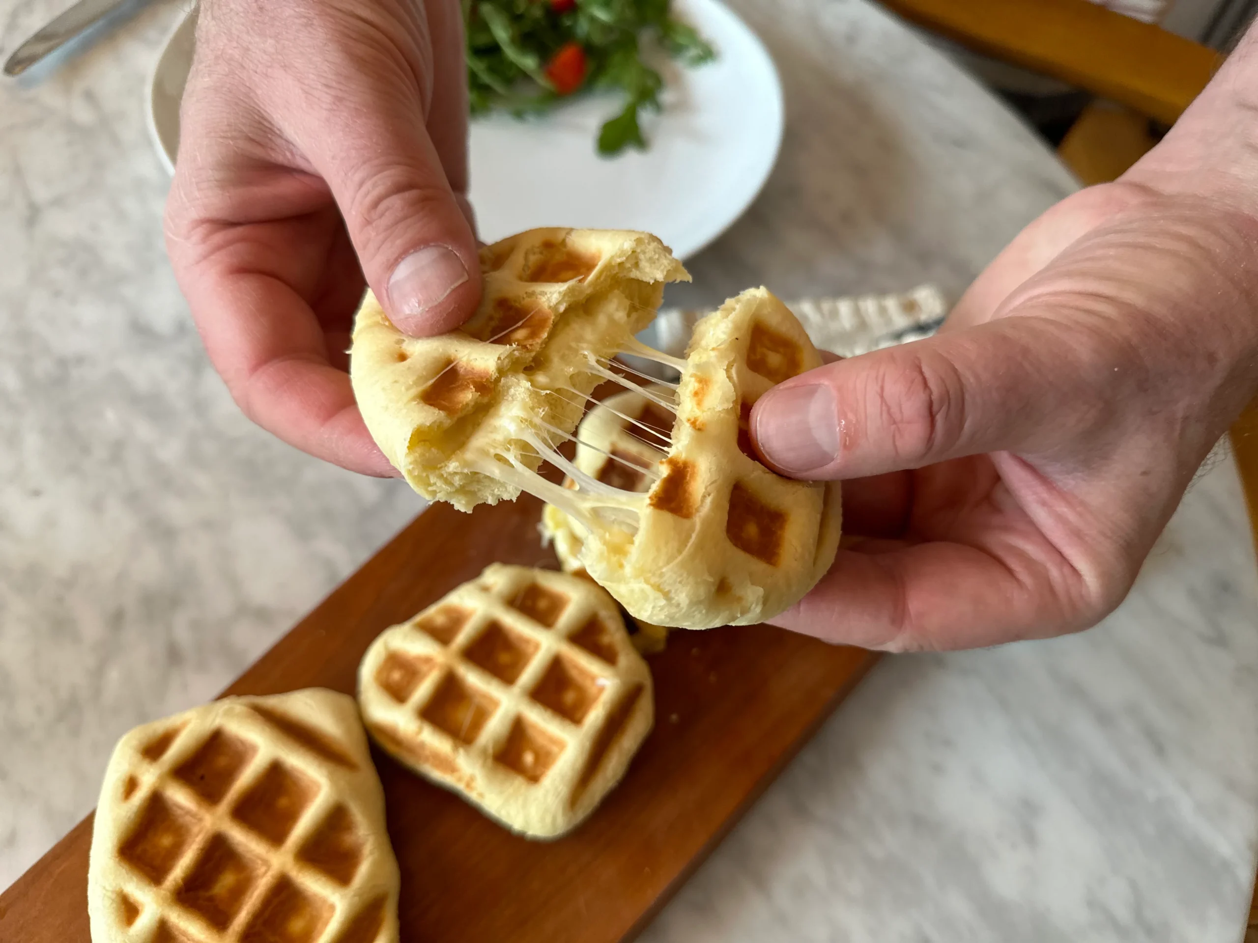 Cách làm bánh waffle đơn giản, không cần sữa và men nở