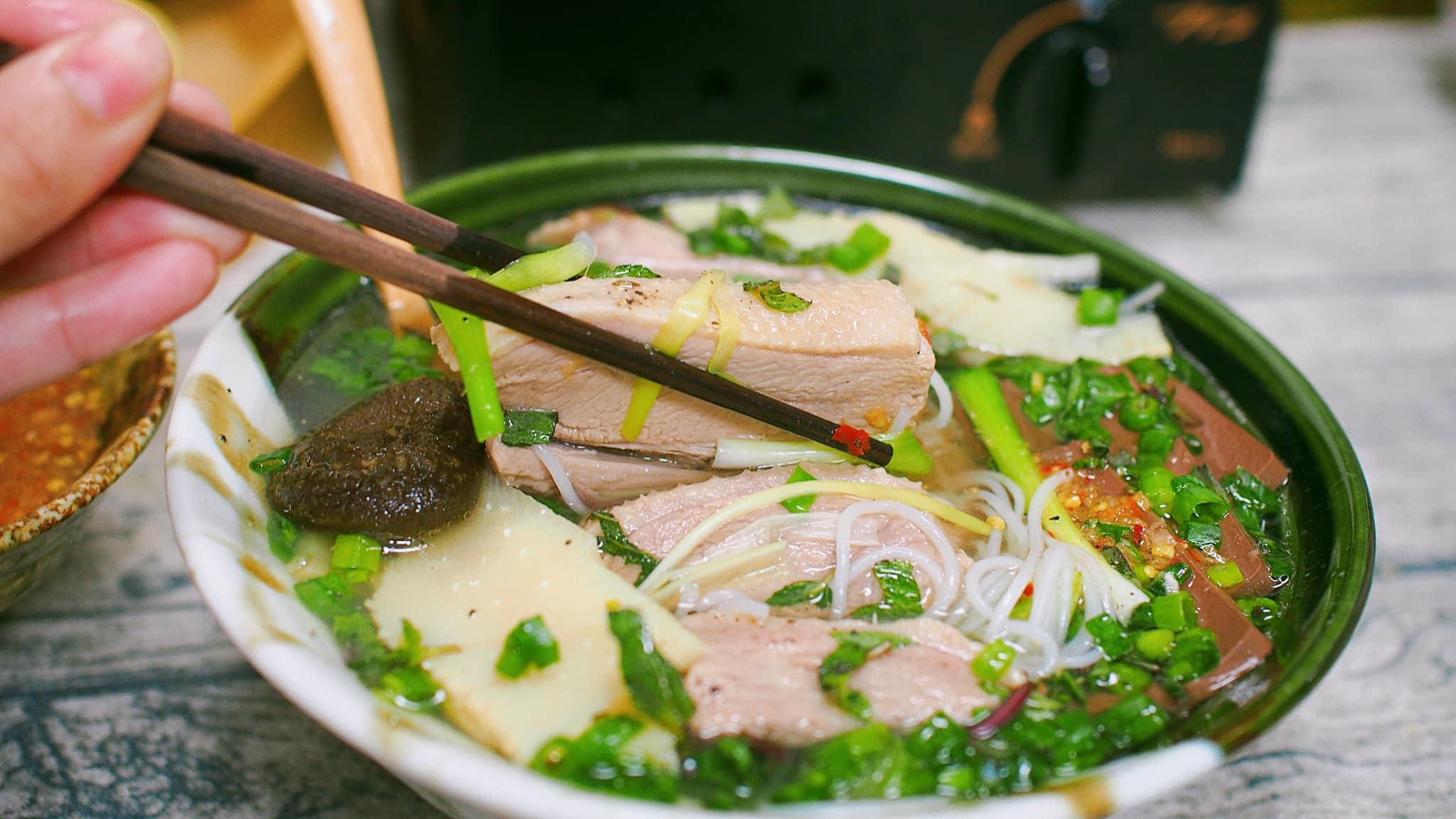 Cách nấu bún măng vịt ngon, không hôi