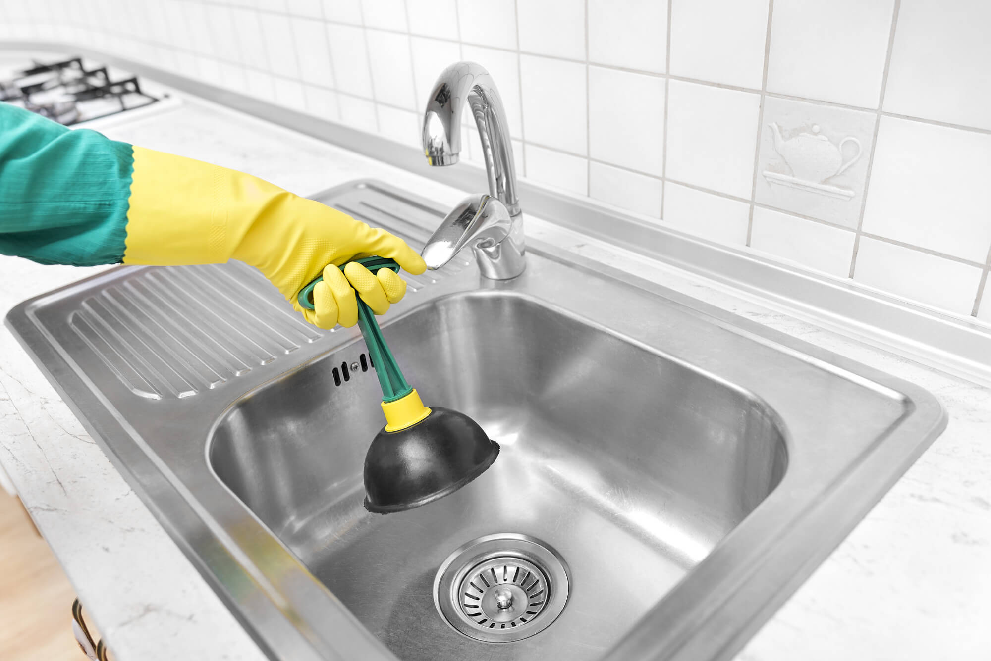 Cách tẩy rửa bồn rửa bát trắng bong như mới cực dễ