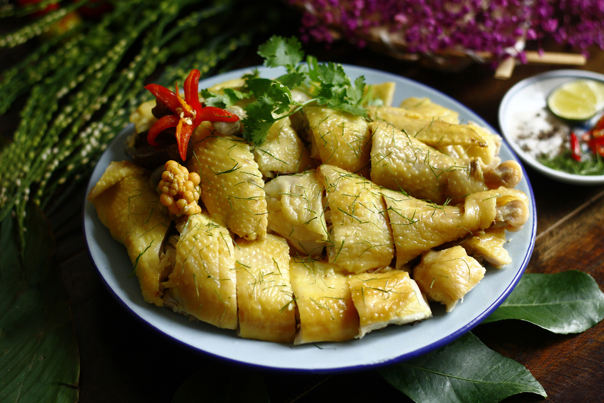 Mách bạn cách luộc gà không cần nước, thơm ngọt dai ngon