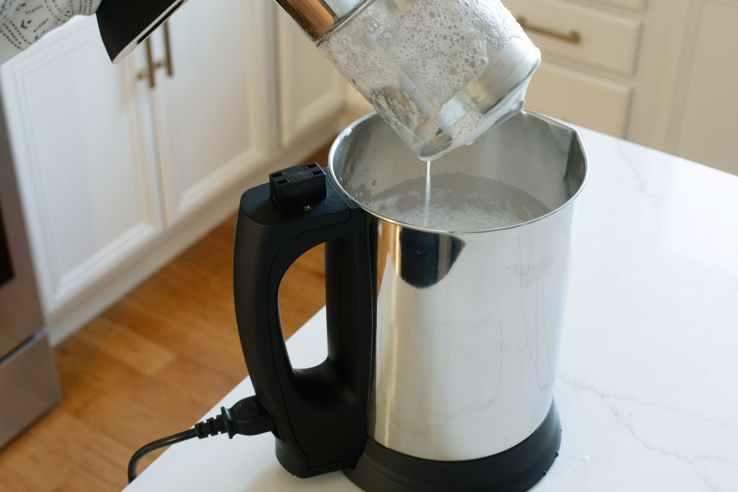 Cách xử lý cối máy làm sữa hạt bị khê, ám ố