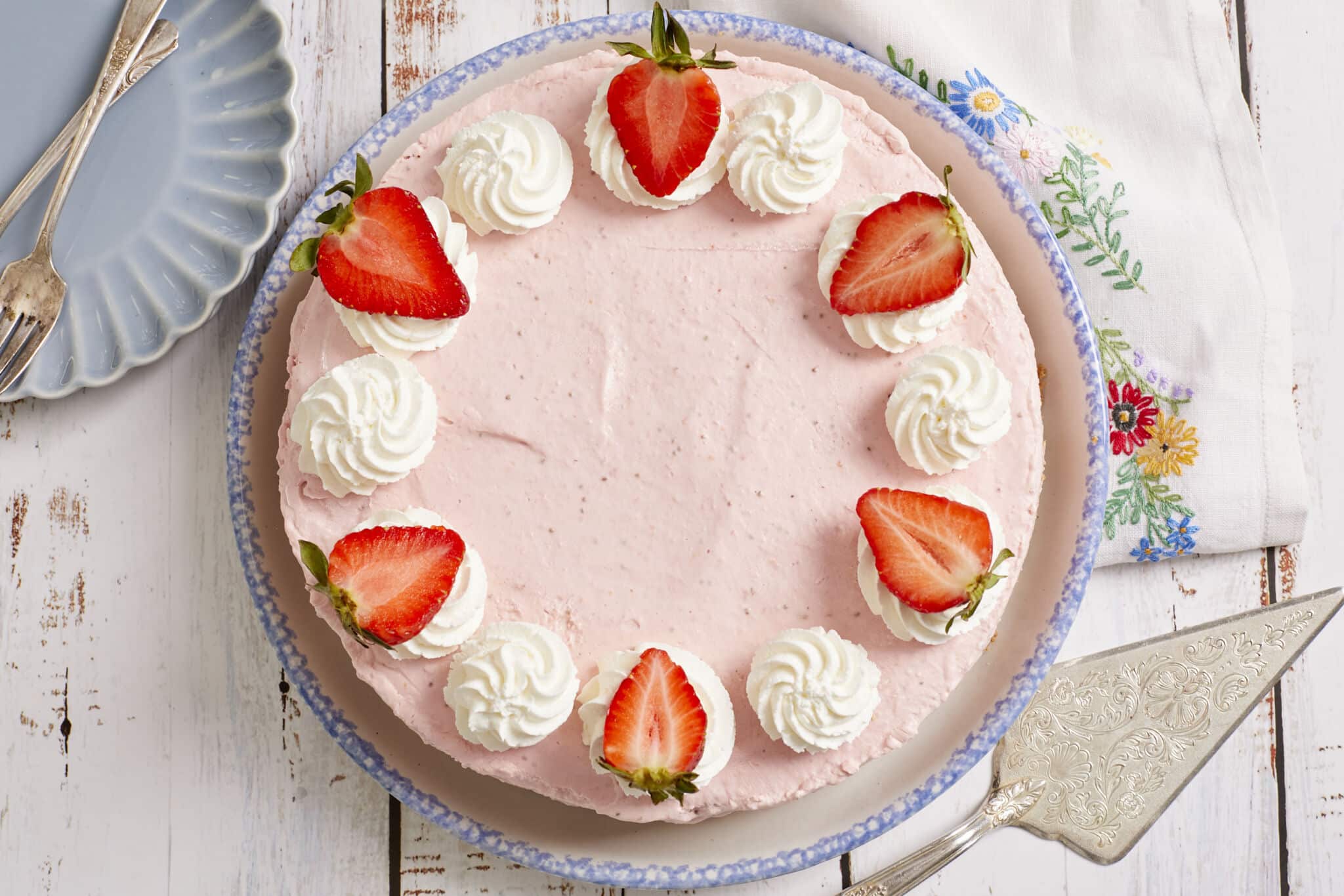 Cách làm bánh pudding dâu tây không cần lò nướng