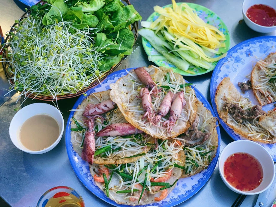 Cách làm bánh xèo hải sản giòn rụm, thơm ngon