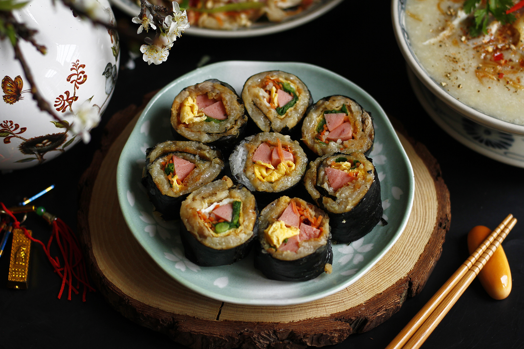 Cách làm kimbap bánh chưng lạ miệng, tận dụng đồ ăn thừa sau Tết