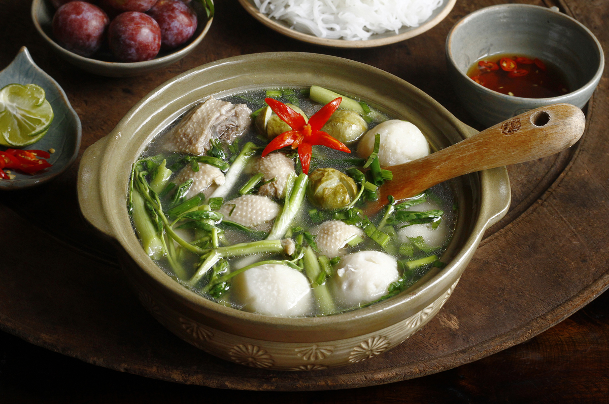 Hướng dẫn cách làm lẩu vịt om sấu thơm ngon tại nhà