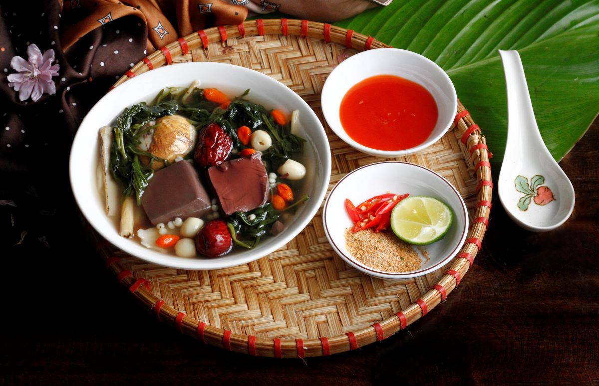 Cách làm trứng vịt lộn hầm ngải cứu thơm ngon, bổ dưỡng