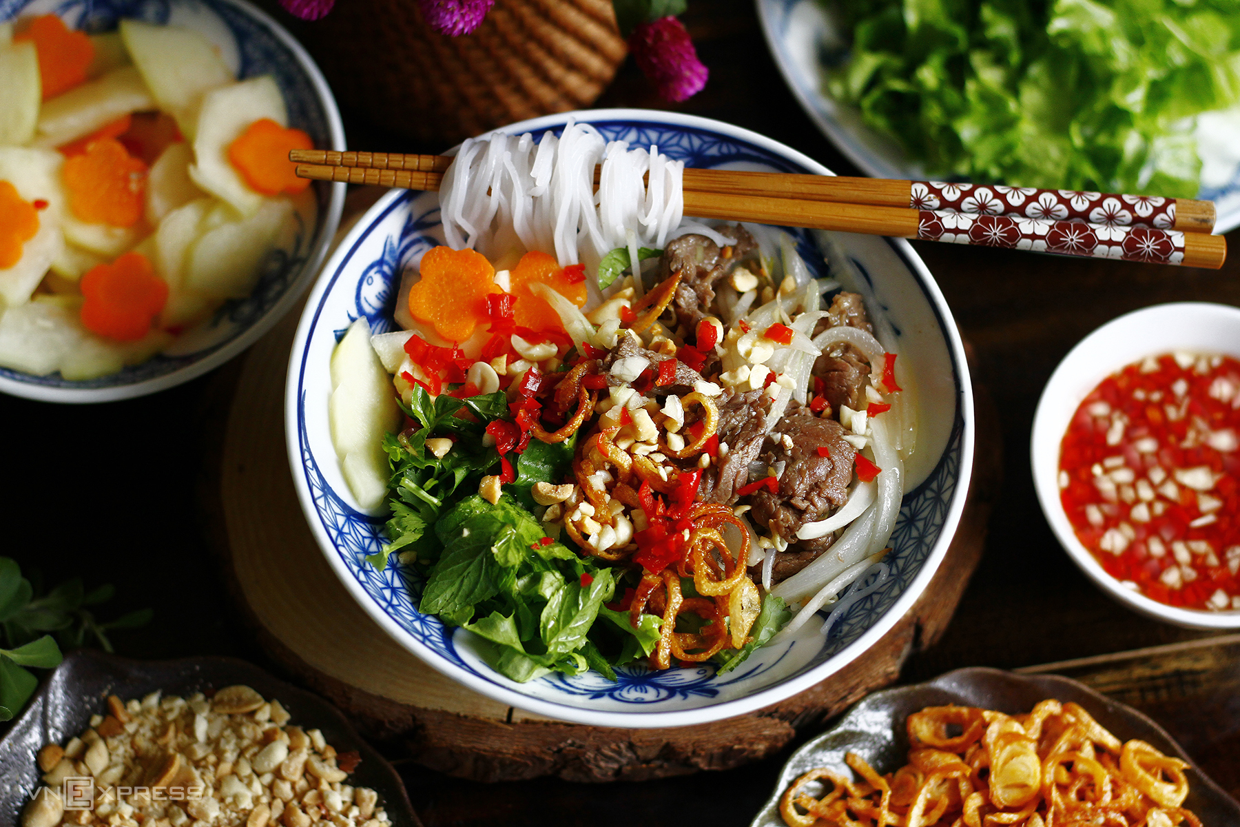 Hướng dẫn cách làm bún bò Nam Bộ thơm ngon, thanh mát