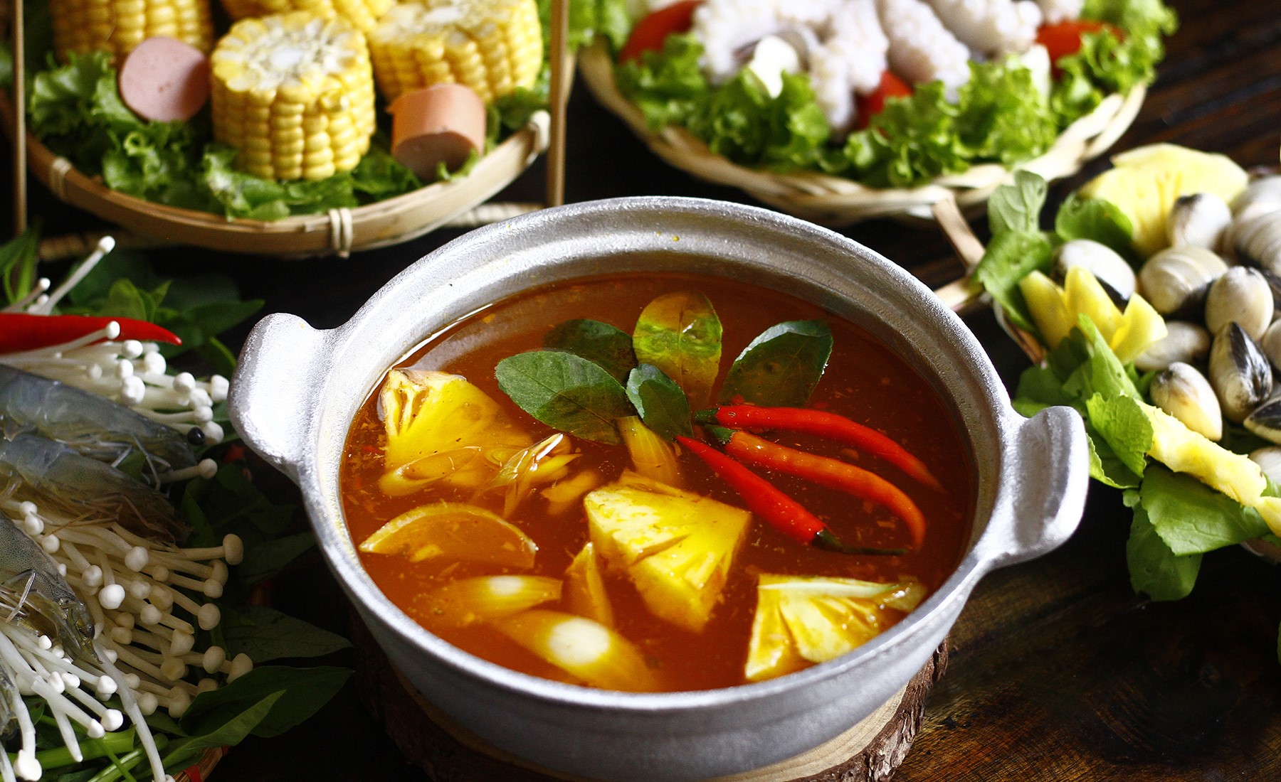 Cách nấu lẩu đầu cá hồi ngon đậm đà tại nhà
