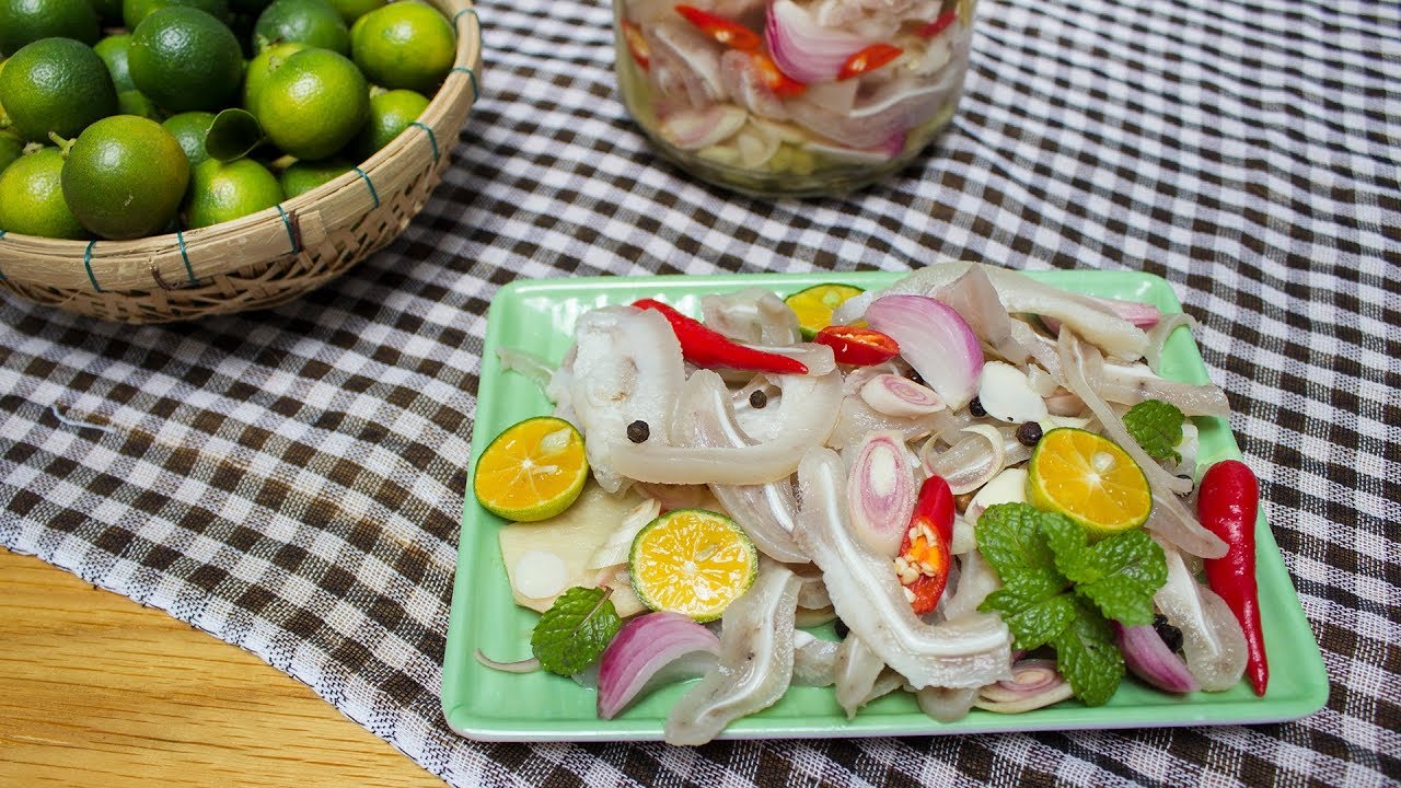Cách làm tai heo ngâm sả tắc thơm ngon, giòn sật