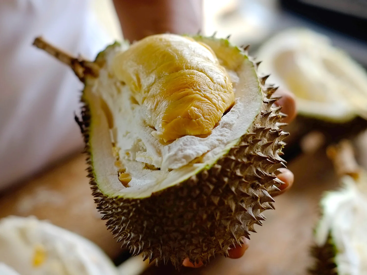 Ăn sầu riêng uống nước dừa có bị gì không? Sầu riêng kỵ với những loại thực phẩm nào?