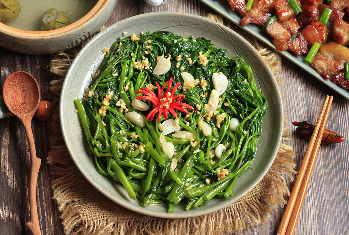 Cách làm rau muống xào tỏi xanh giòn đơn giản