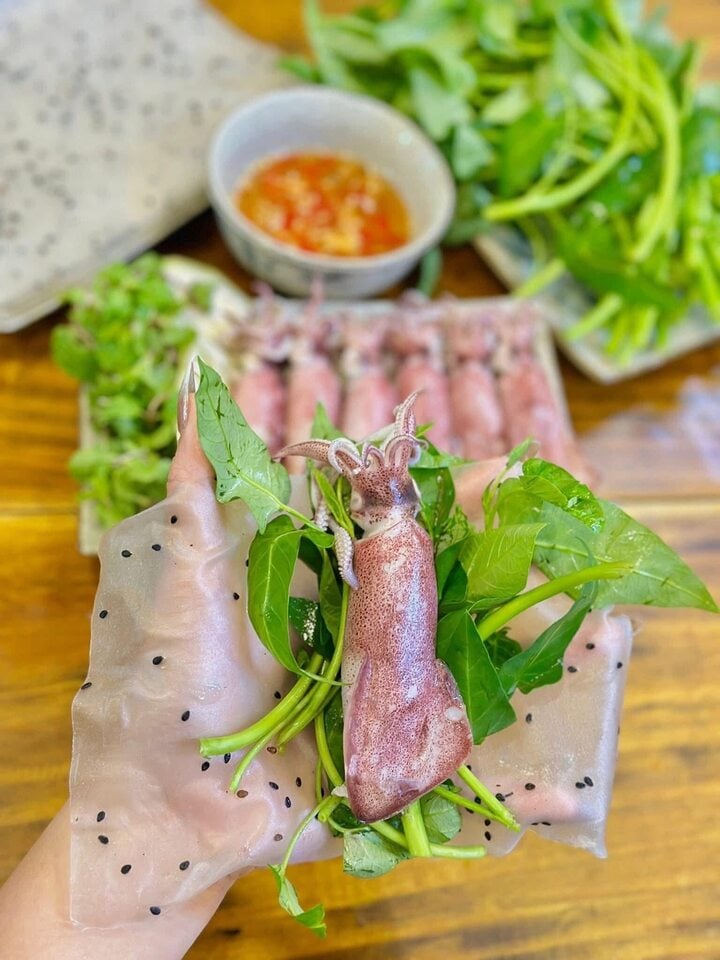 Ăn mực cuốn rau muống cần chú ý gì? Ai không nên ăn mực cuốn rau muống?