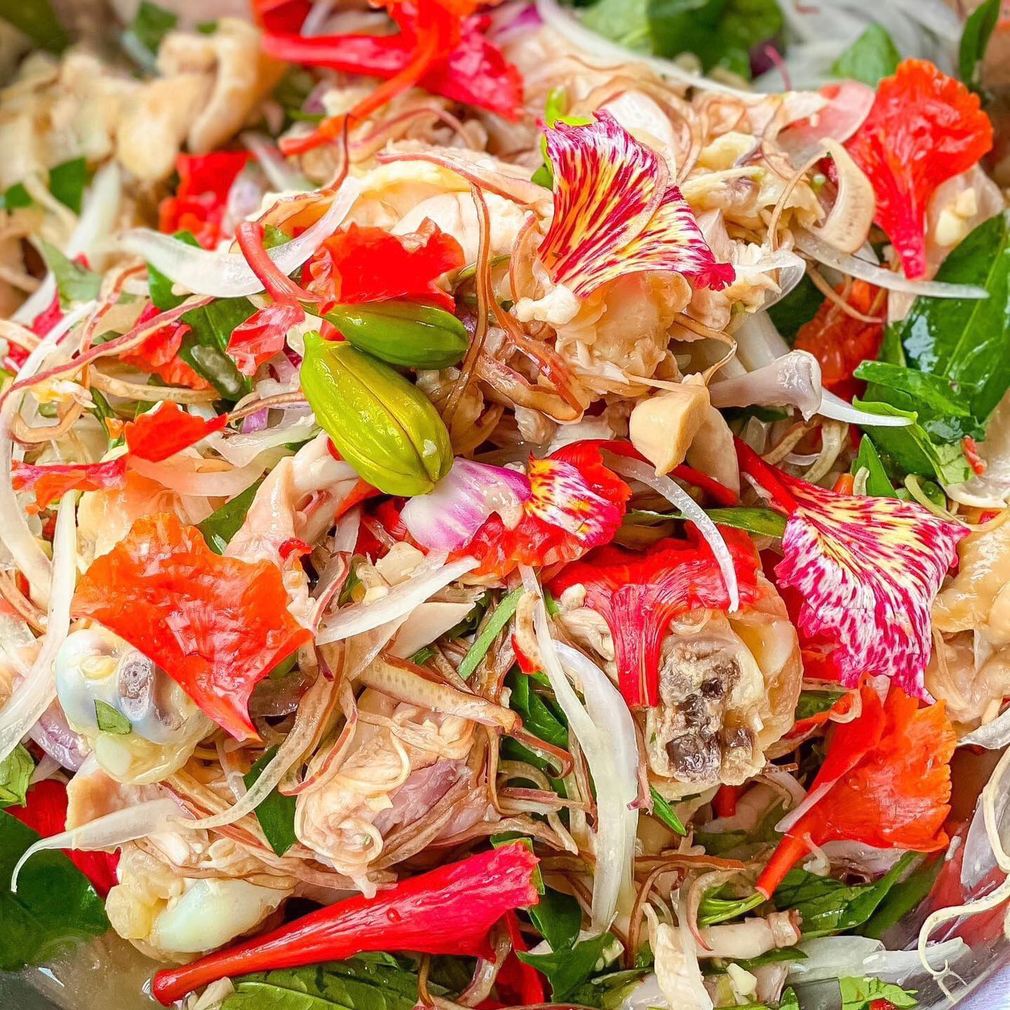Cách làm gỏi gà hoa phượng giòn ngon, không bị chát