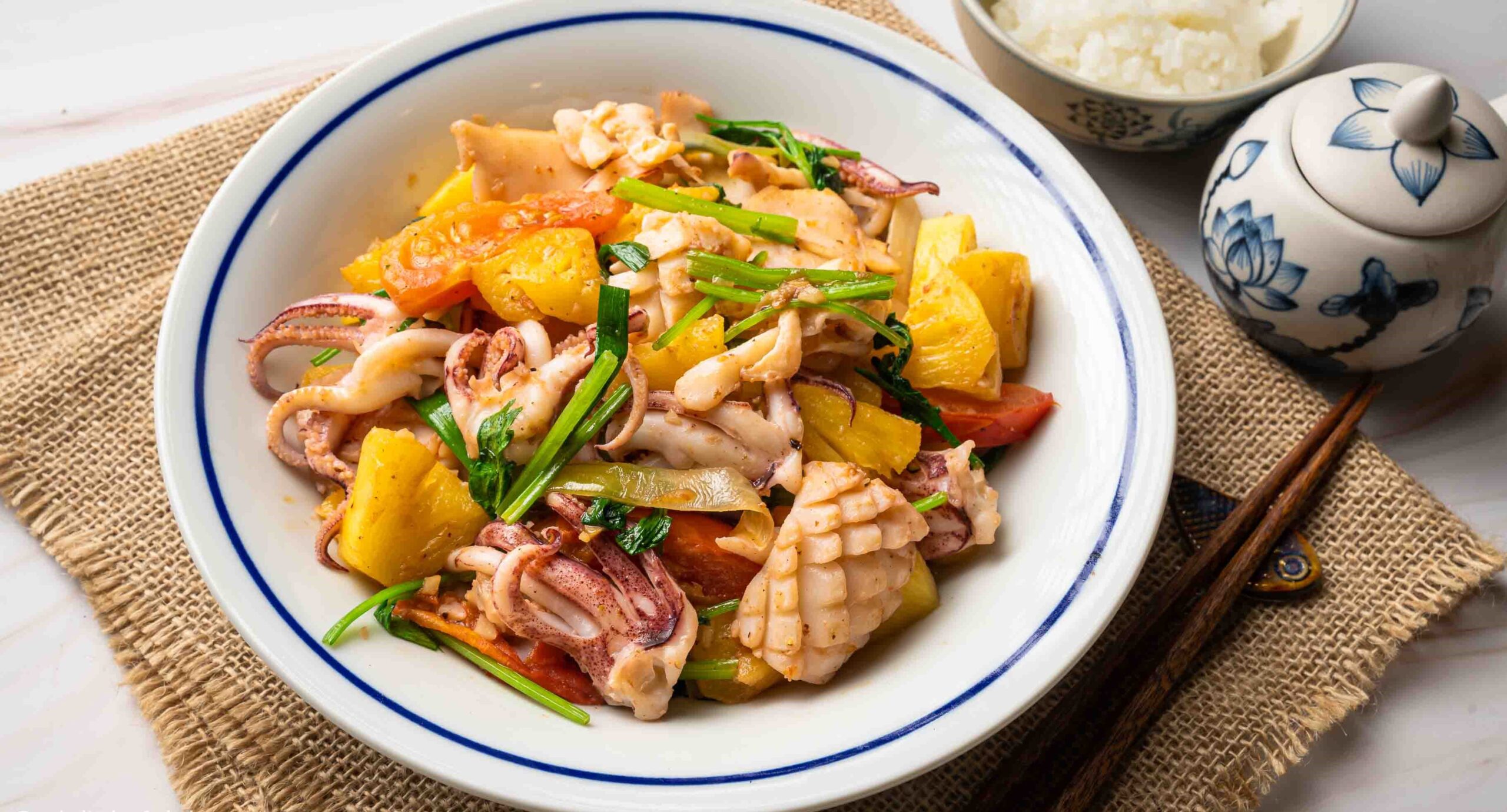 Cách làm mực xào dứa giòn ngon, đẹp mắt