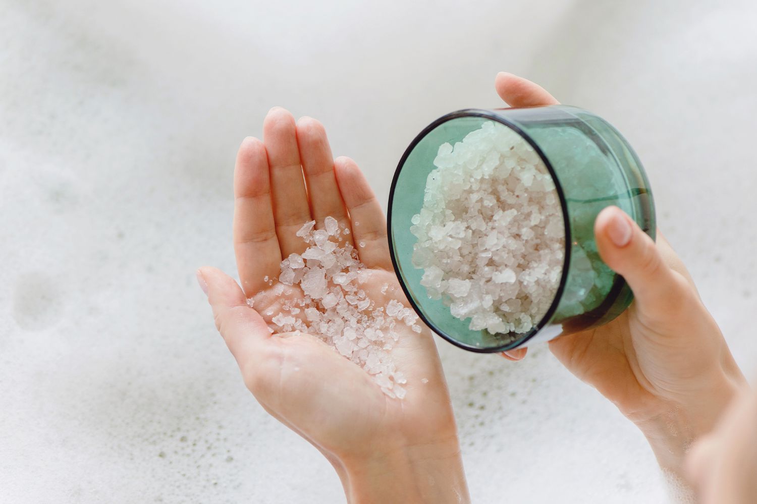 Bật mí cách trị gàu bằng muối đơn giản, hiệu quả, giúp da đầu khỏe mạnh hơn