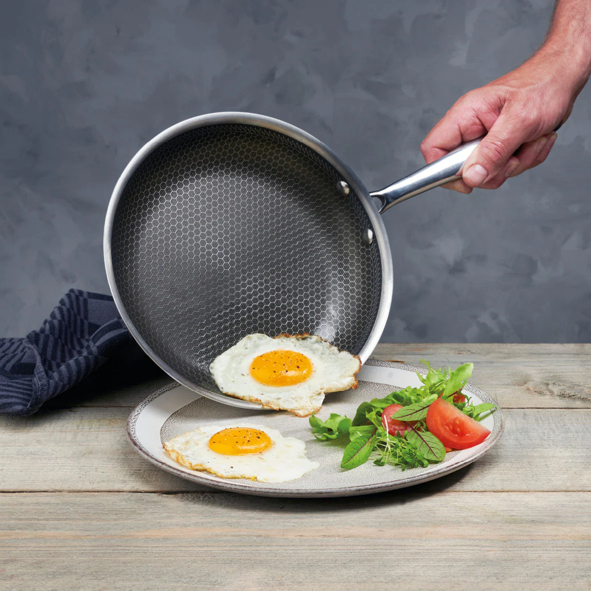 Chảo chống dính tổ ong có tốt không? Những điều cần biết trước khi mua