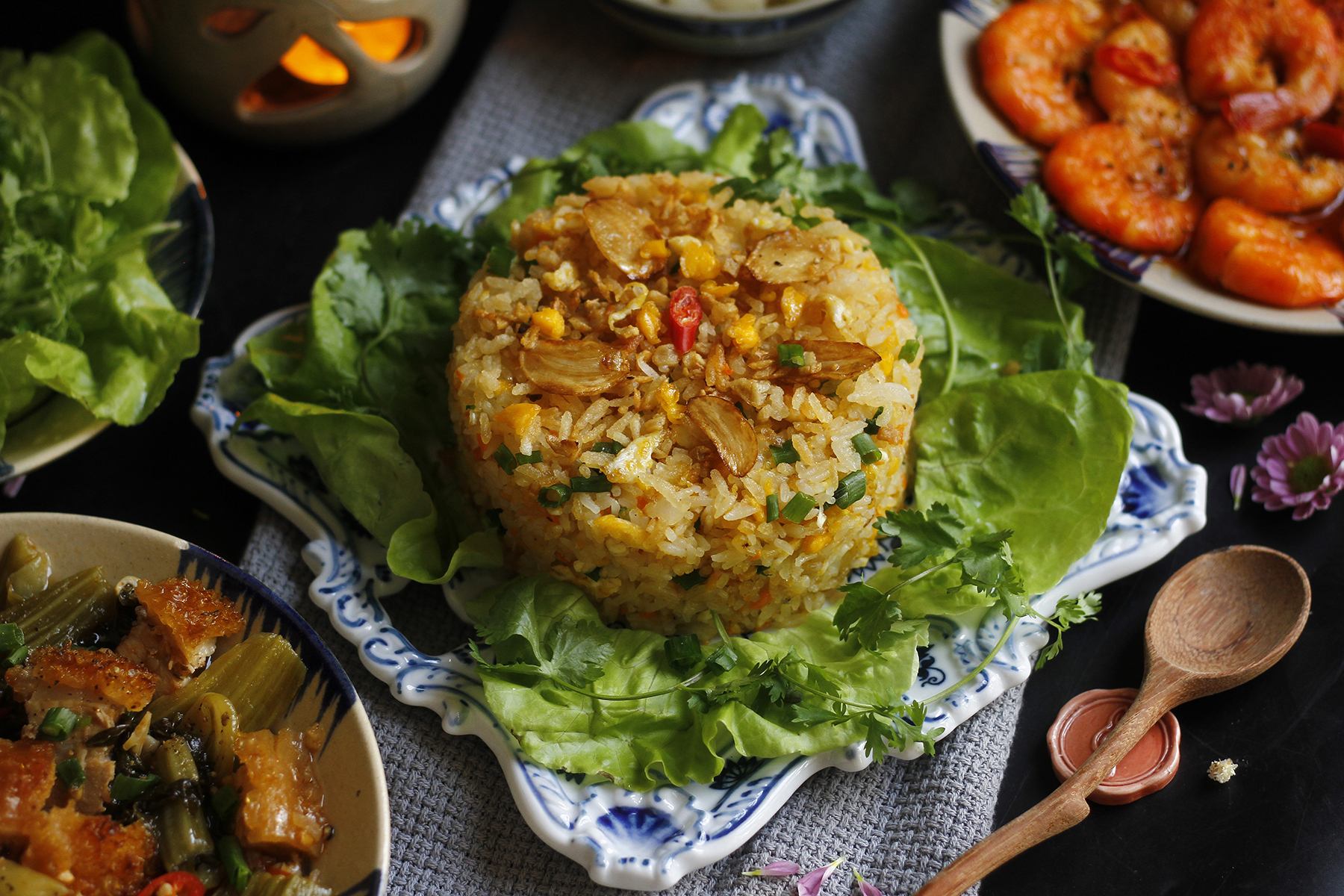 Cách làm cơm chiên tỏi tơi hạt, thơm giòn chuẩn nhà hàng