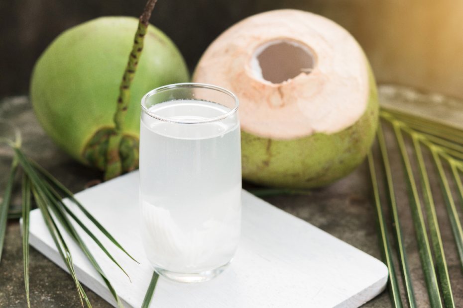 Uống nước dừa ban đêm có tốt không?